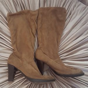 Stylish brown heeled boots!!